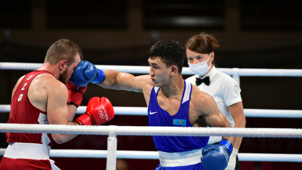 Олимпиада-2020: Әбілхан Аманқұл өзбек боксшысын нокдаунға түсіріп, ширек финалға шықты