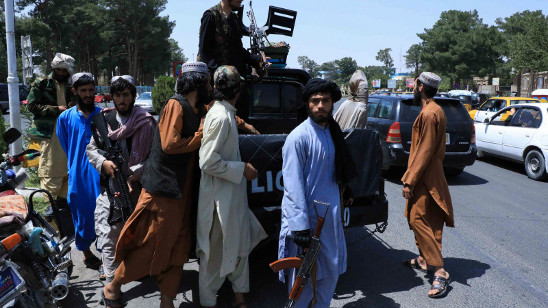 "Талибан" қозғалысының содырлары Гераттағы көшені күзету кезі. © REUTERS