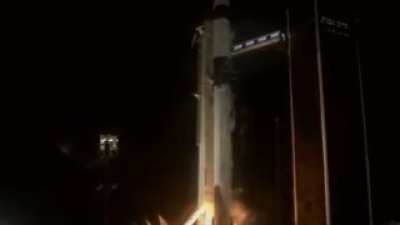 SpaceX алғаш рет ғарышқа туристер отырған зымыран жіберді