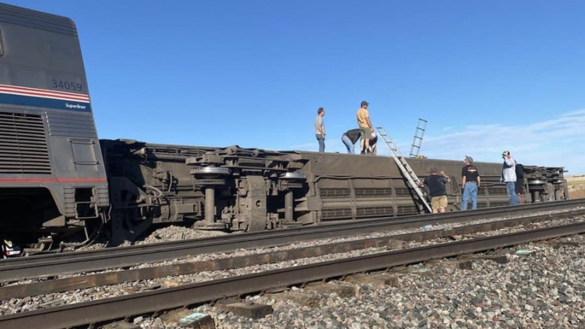 Где в коми поезд сошел с рельс. Поезда Амтрак США. Поезда Amtrak в США. В США поезд сошел с рельсов.