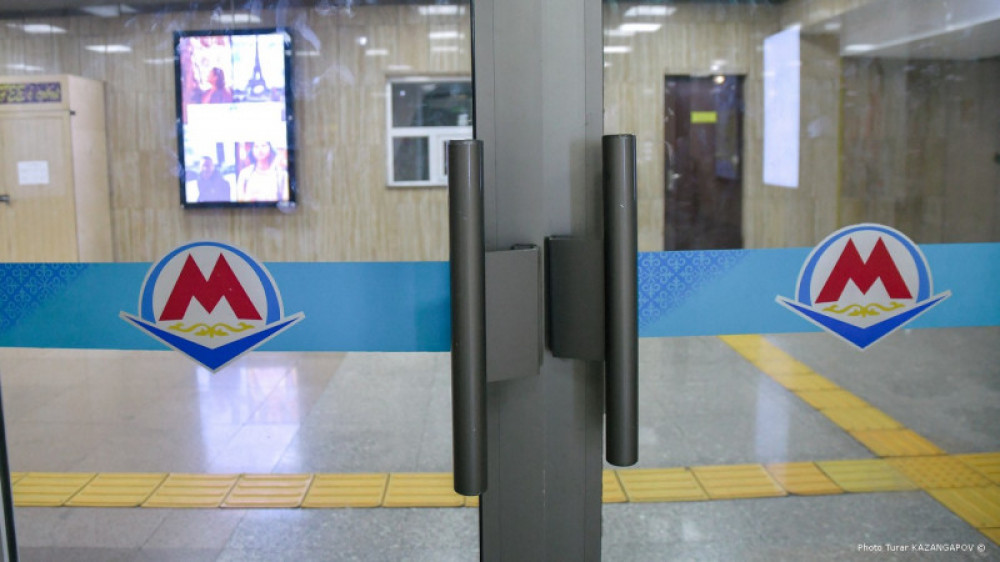Алматы метросында қолында тапаншасы бар жігіттер төбелес шығарған