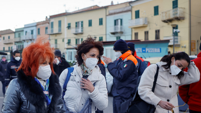 Италияда көшеде маска тағу режимі алып тасталды