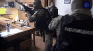 Қарағандыда заңсыз покер клубына арнайы жасақ басып кірген видео жарияланды