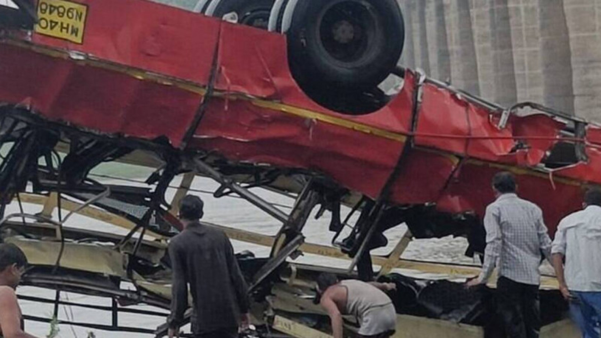 Видео падения автобуса в реку. Индийский автопром.