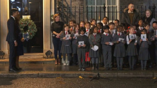 Қазақстандық балалар Ұлыбритания премьер-министрімен шырша шамын жағу рәсіміне қатысты