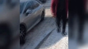 Алматыда ер адам көлік ұрлап, ұсталған кезде өзін пышақтаған: оқиғаның видеосы жарияланды