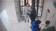 Ақтауда банкке пышақпен кіріп, жұртты шошытқан ер адам видеоға түсіп қалды