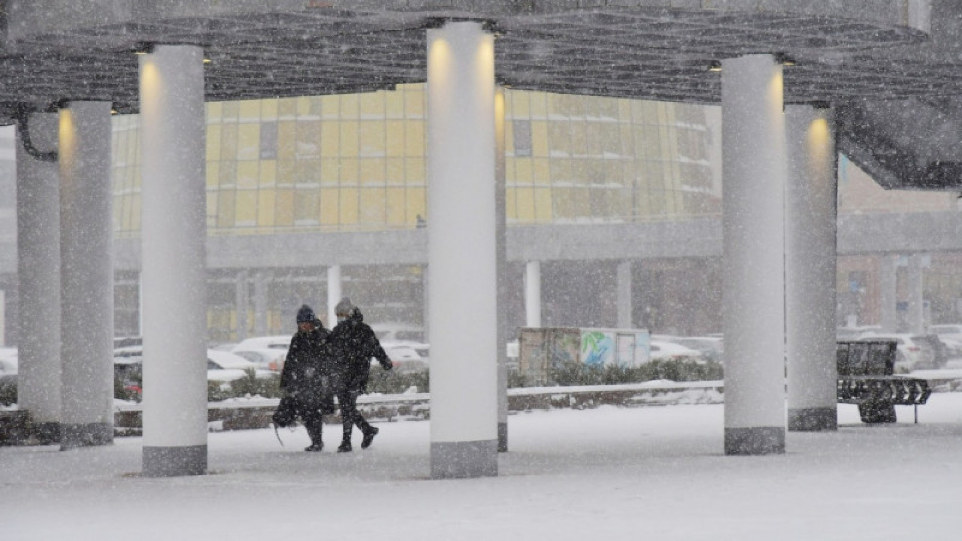 Погода астана казахстан на 10. Снег в Казахстане. Сугробы в Астане. Почему в Астане снег. Астана климат.