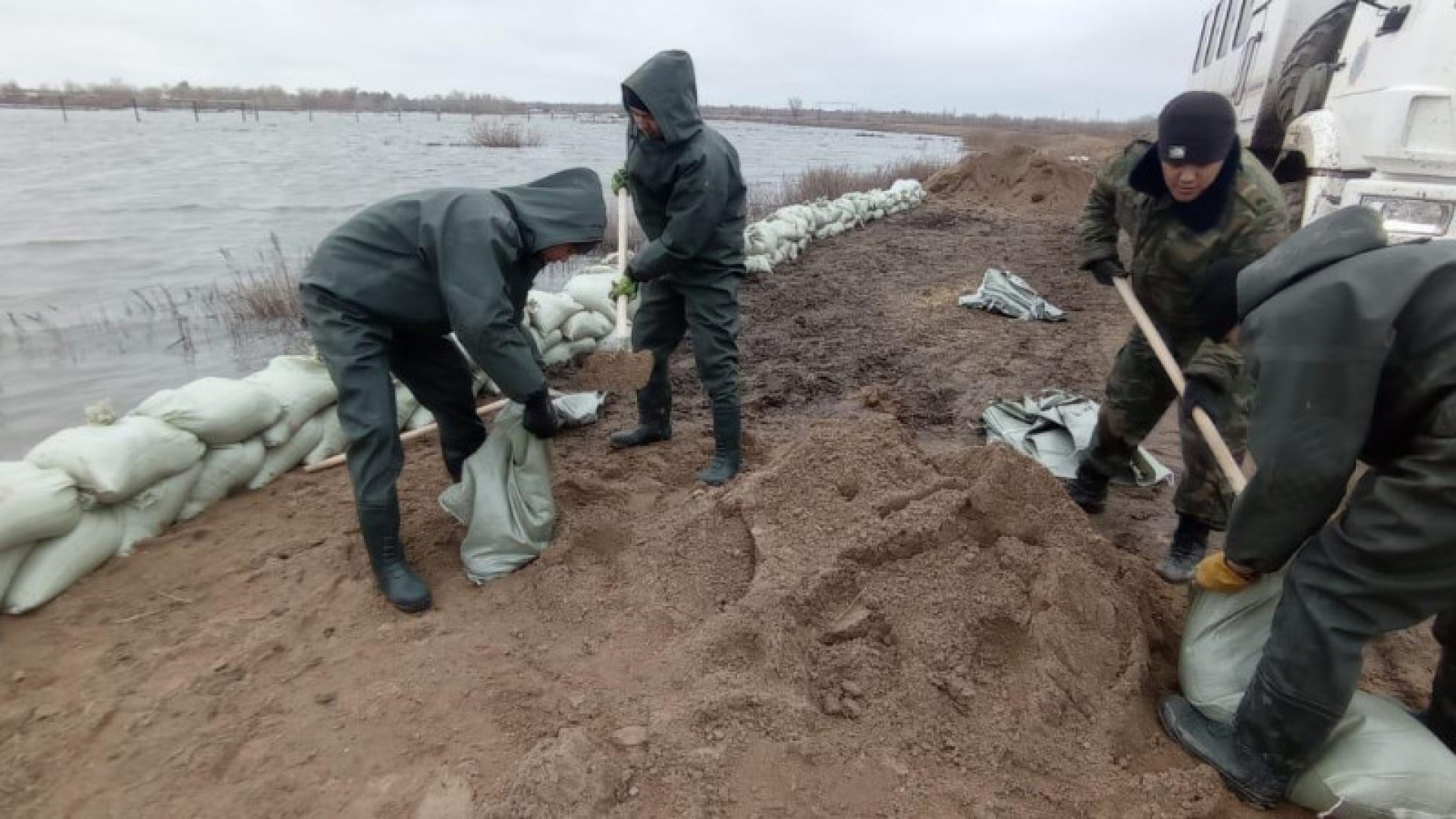 Наводнение в городе уральск. Паводки в Казахстане. Разлив нефтепродуктов. Наводнение в Казахстане. Противопаводковые мероприятия.