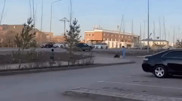 Астанада жеңіл көліктің дөңгелегі ұшып кетіп, аялдамада отырған қызға тиді