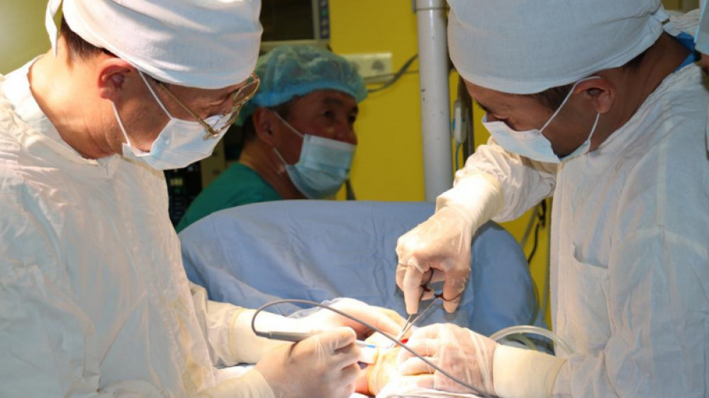 Алматылық хирургтар жаңа туған нәрестеден алып ісікті алып тастады