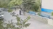 Алматыда ер адамды ұрып-соғып, тонау сәті видеоға түсіп қалған