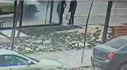 Астанада аялдама әйнегі адамдардың үстіне құлады: зардап шеккендер бар