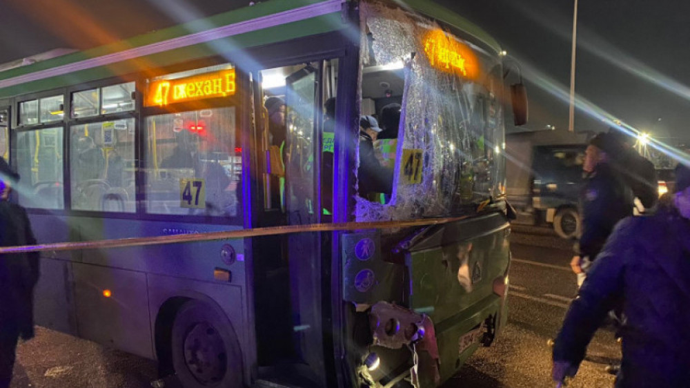 Алматыда автобус бір топ адамды қағып кетті: зардап шеккендердің жағдайы белгілі болды