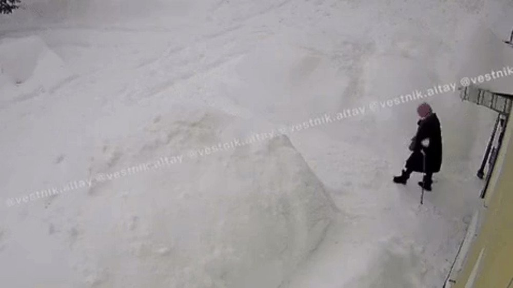 ШҚО-да шатырдан құлаған қалың қар әйелдің үстіне түсті: видео
