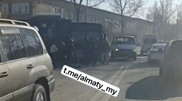 Алматыда тепловоз бен автобус соқтығысып қалды, зардап шеккендер бар