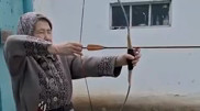 Садақ атып, нысанаға дөп тигізген әжей Қазнетті тамсандырды