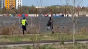 Алматыда полицейдің ер адамды қуып бара жатқаны видеоға түсіп қалды