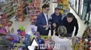 Ақтауда ер адамның сатушы әйелді соғып жіберген видеосы тарады