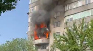 Алматыда көпқабатты үйдің балконы өртенді: 12 адам құтқарылды