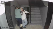 Сәтбаевта ер адамның қызға шабуыл жасаған сәті видеоға түсіп қалды