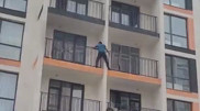 Алматыда ер адам тұрғындарды өрттен құтқарып қалды