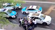 Алматының орталығында полицейлер мен ер адамдардың ерегесі видеоға түсіп қалды