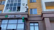 Астанада ер адам терезе алдындағы баланы құтқарып қалды